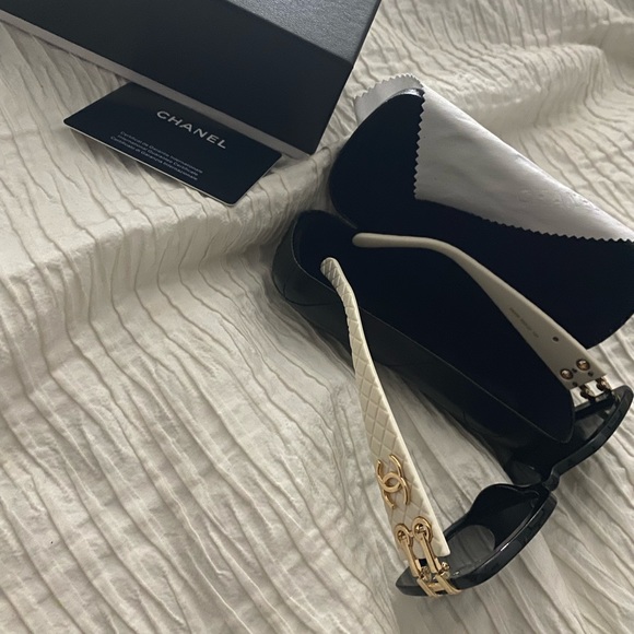 CHANEL WOMEN SUNGLASSES, WHITE AND GOLD - Picture 3 of 3
